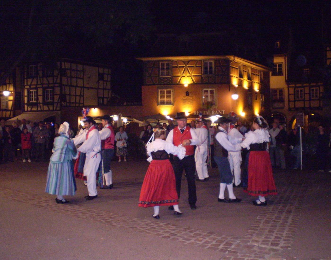 Spectacle folklorique au Koïfhus à Colmar en été