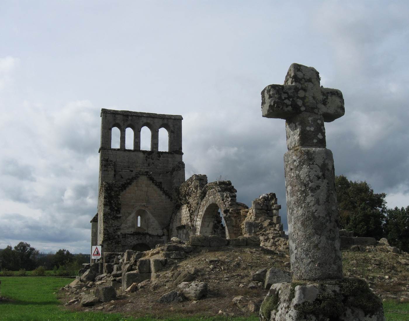 Xaintrie ruines du Vieux-Bourg