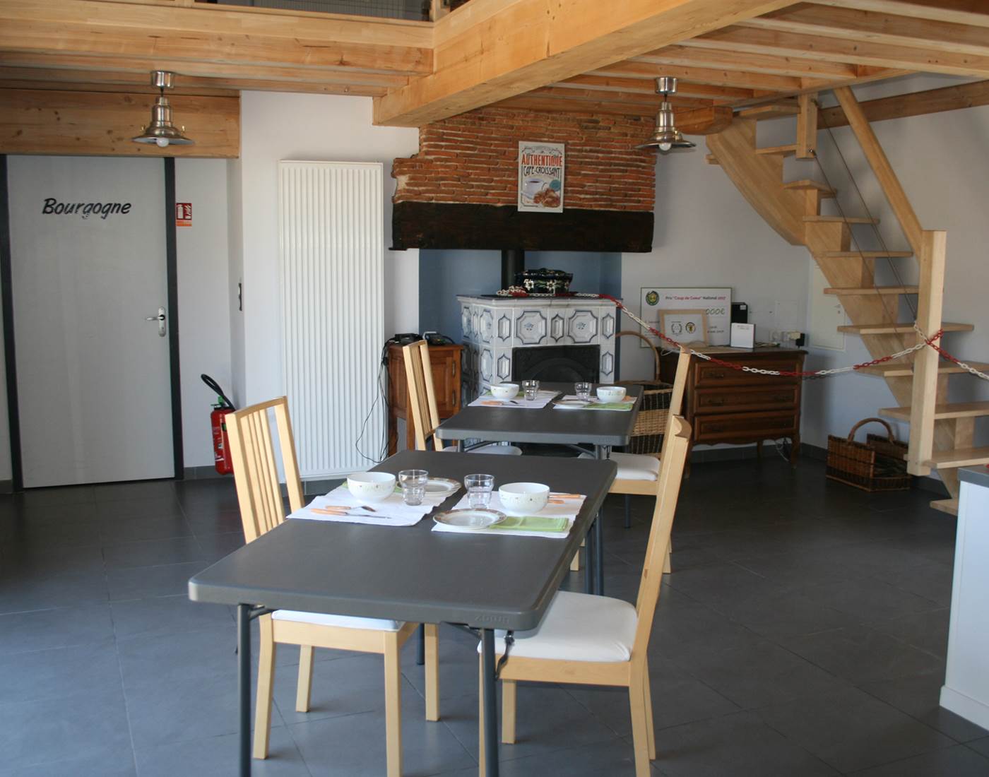 la salle à manger et ses tables