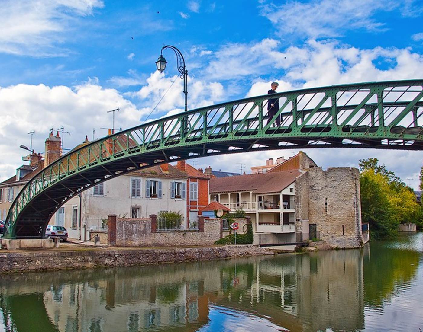 Passerelle Victor Hugo (5 minutes à pied)