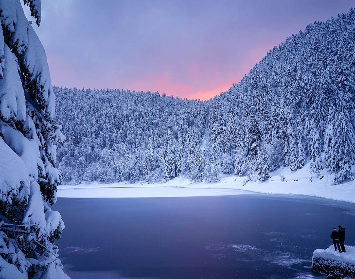 Lac gelé en hiver dans les Hautes-Vosges