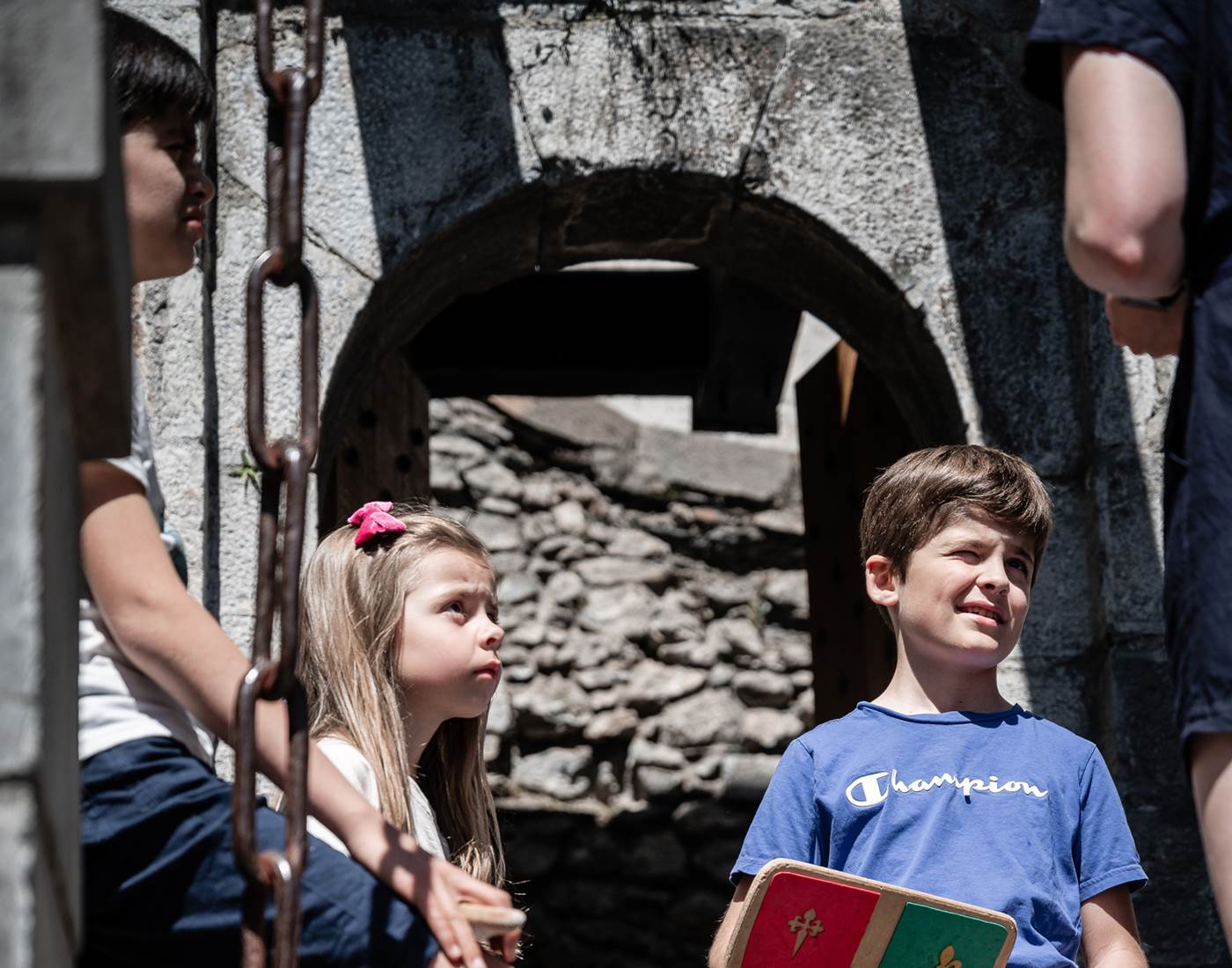 Visite d'enfants au pont-levis du château de Lourdes