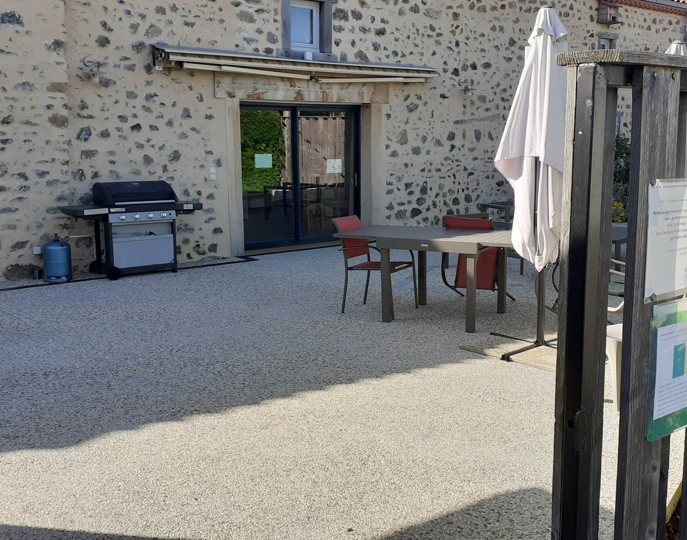 L'ENTREE SUR LA TERRASSE