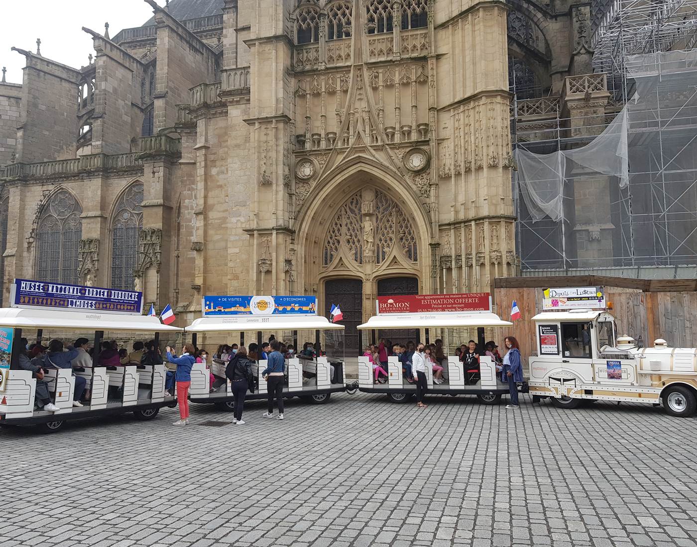 photo train devant cathedrale