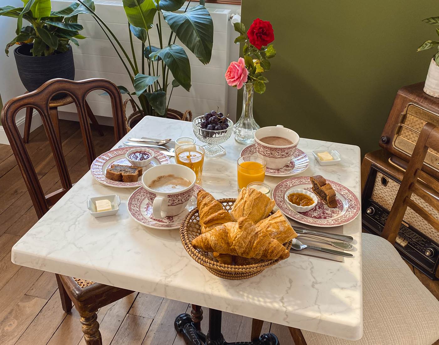Un petit déjeuner gourmand et varié prêt à être dégusté.-page