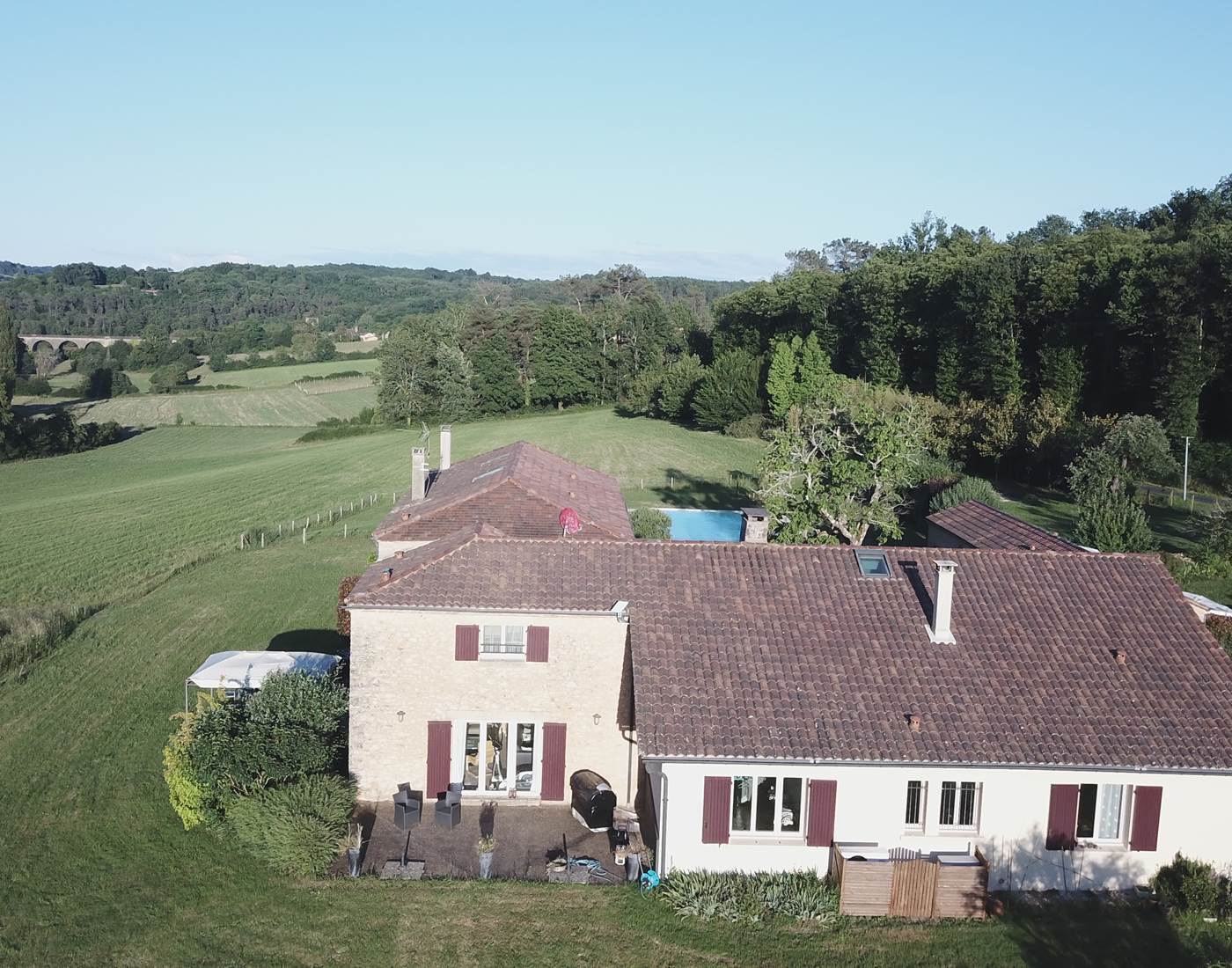 DOMAINE DU CHAMP DE L'HOSTE - maison d'hôtes à Larzac 24170 - Dordogne - Vue du ciel.
