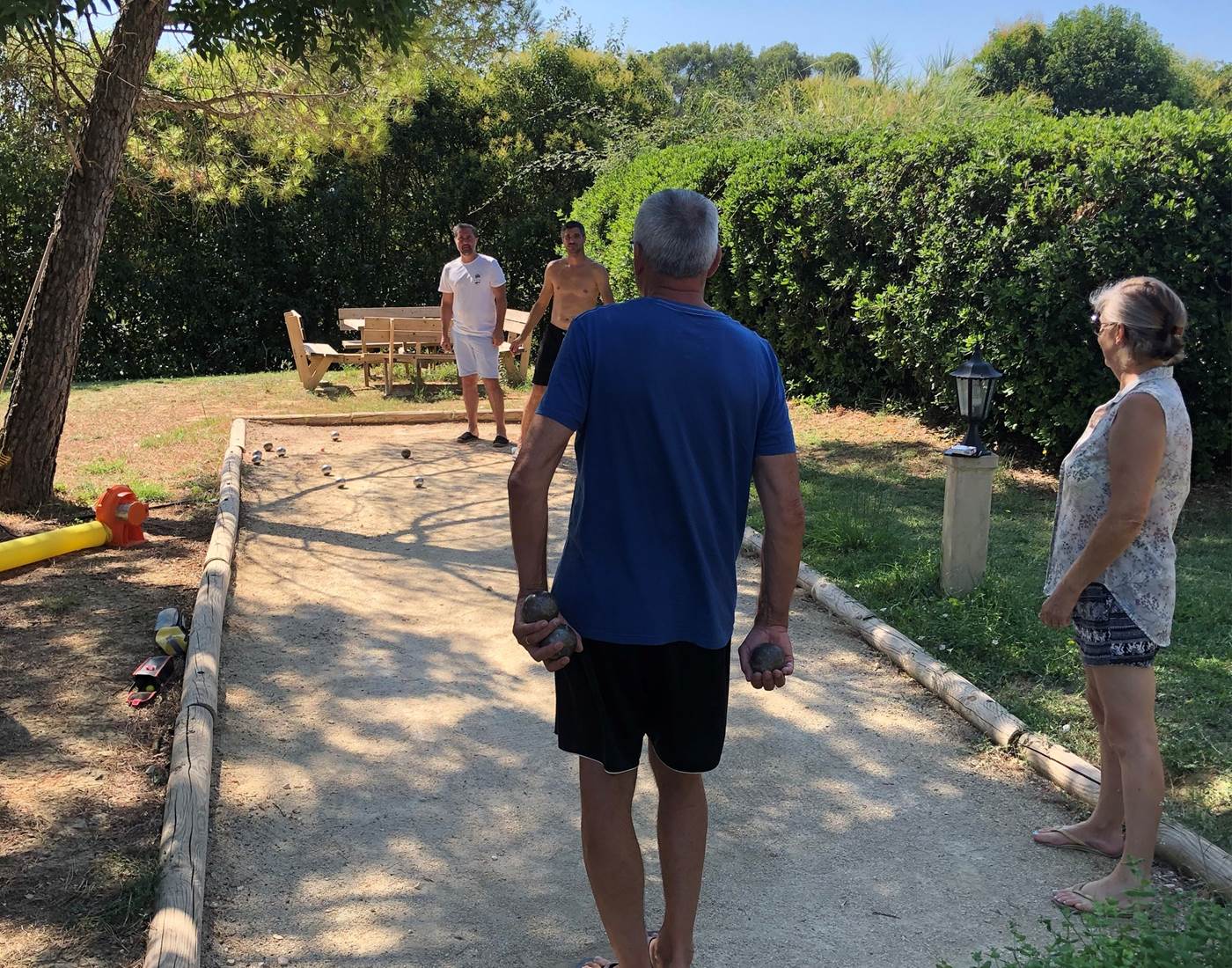Les Mazets du Rouret - partie de pétanque en famille