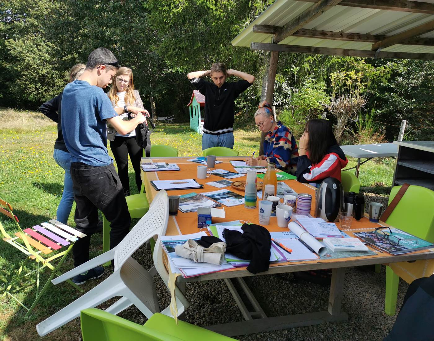Les étudiants du BTS Gestion et protection de la nature travaillent sur le projet de valorisation de la nature sur le site des maisons de Coline