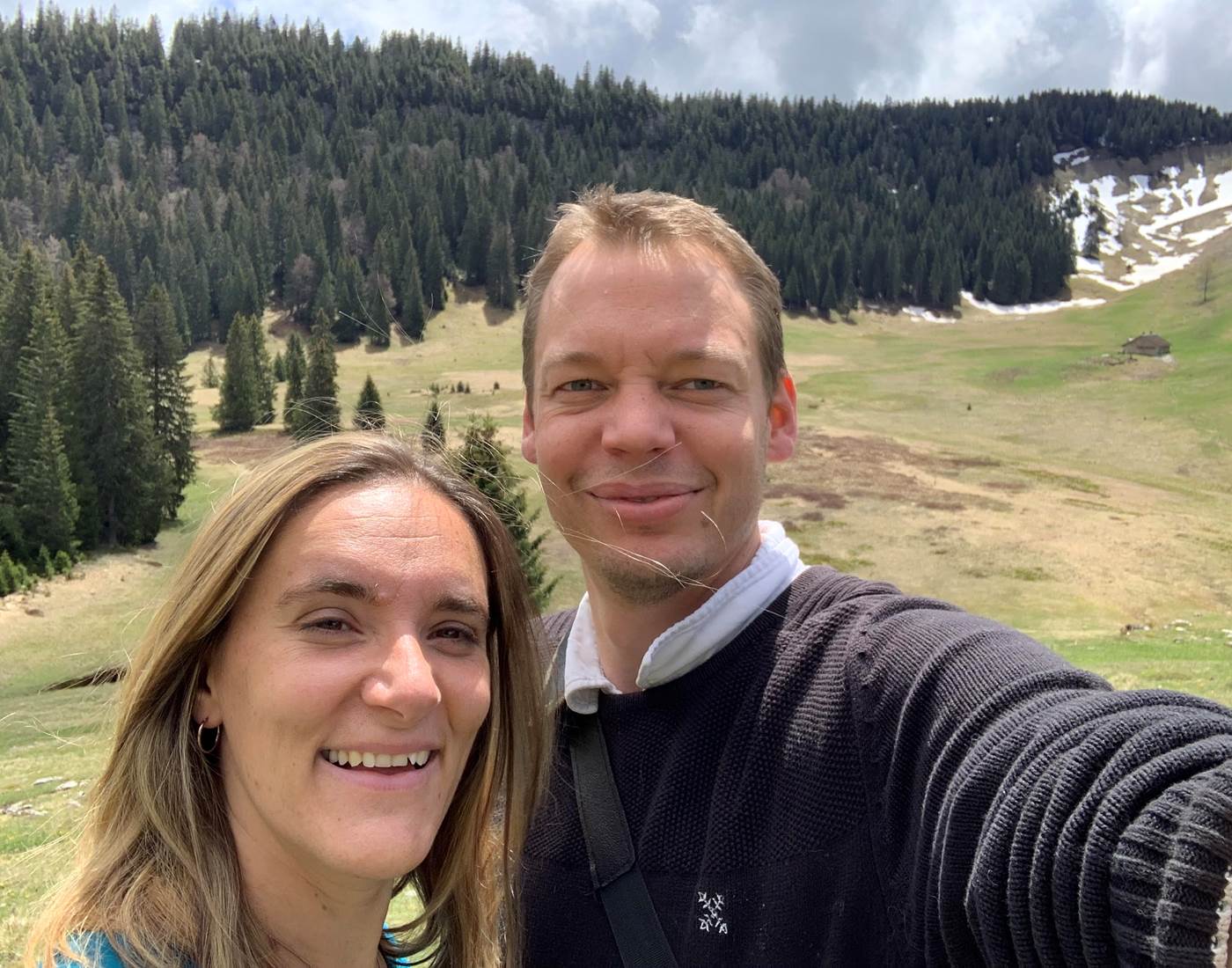 Caroline et Guillaume vos hôtes en randonnée au départ du Grenier des Rousses