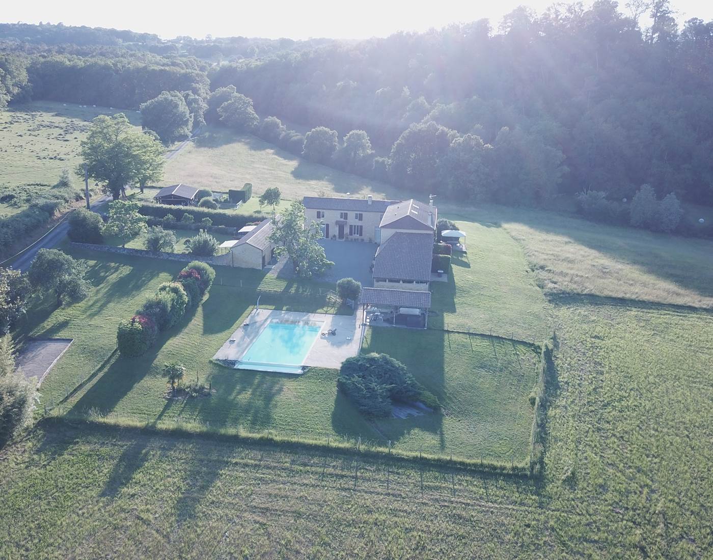 DOMAINE DU CHAMP DE L'HOSTE - maison d'hôtes à Larzac 24170 - domaine du champ de l'Hoste - piscine - Dordogne - Vue du ciel.