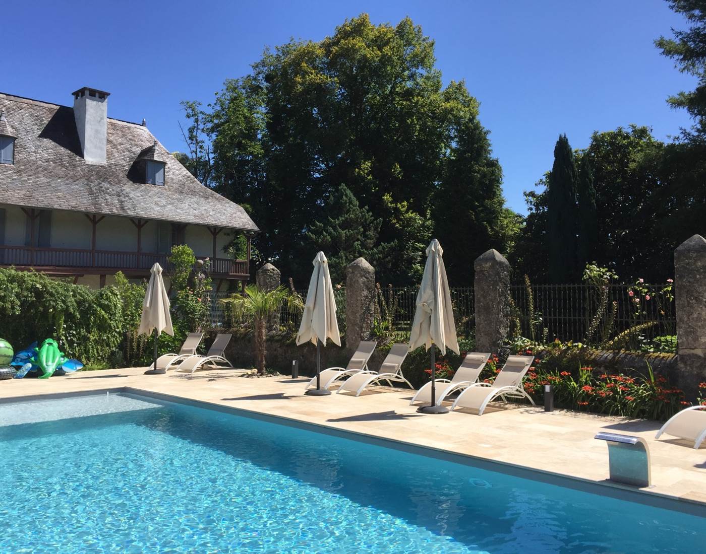 Piscine-avec-buses-de-massage-et-pataugeoire