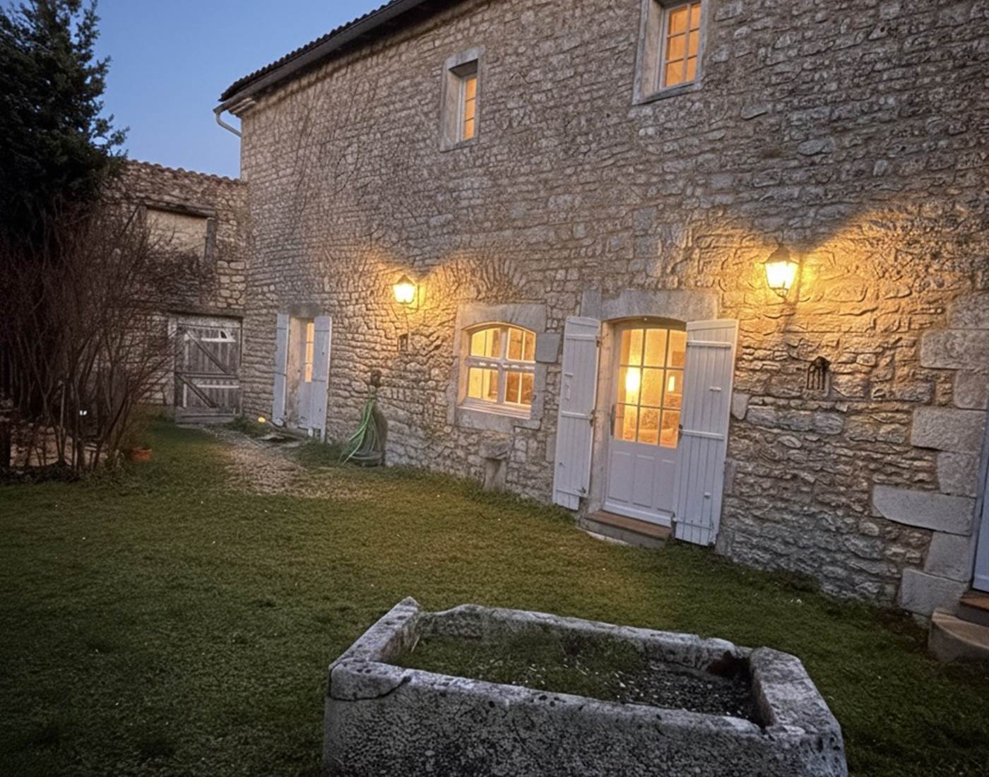Façade illuminée de la Maison Garesché à la tombée de la nuit, Nieulle-sur-Seudre.