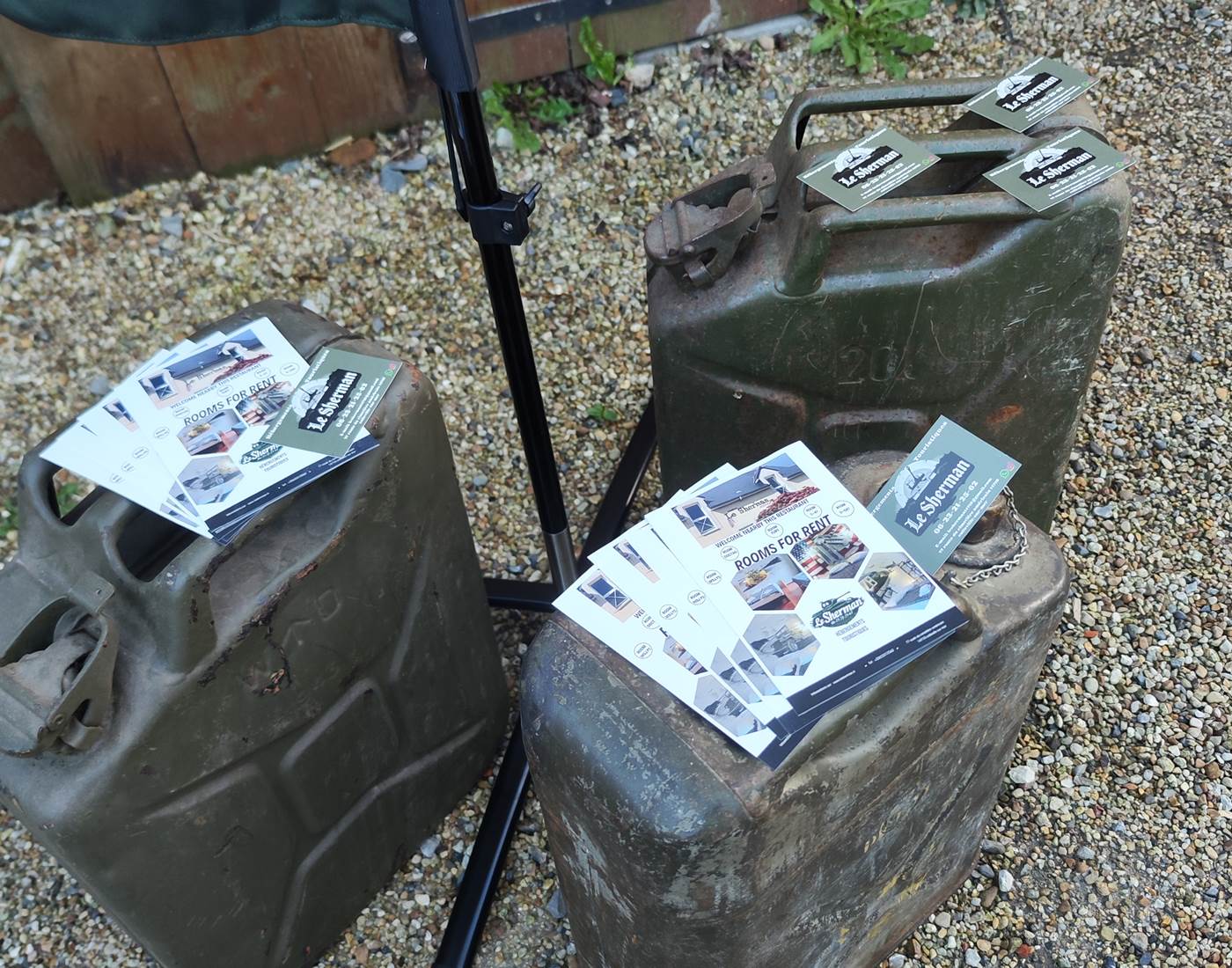 Carte-de-visite-le-sherman-flyers-chambre-3-personnes-overlord-museum-salle-de-conference-colleville-sur-mer