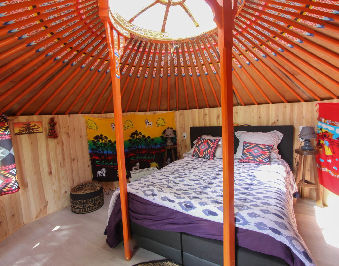 très jolie cabane au décor Afriacain en direct du Sénégal , vous aurez vue sur l'étang voisin