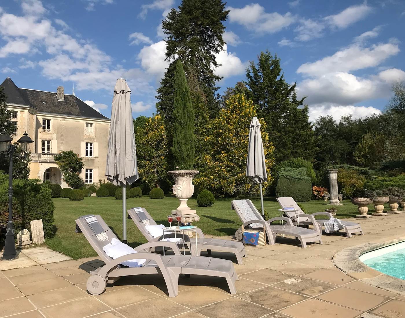 Piscine : Faire une pause bronzage ou lecture