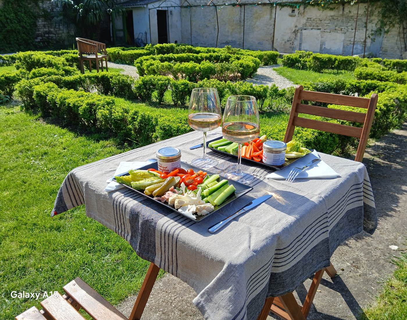 Déjeuner dans le jardin