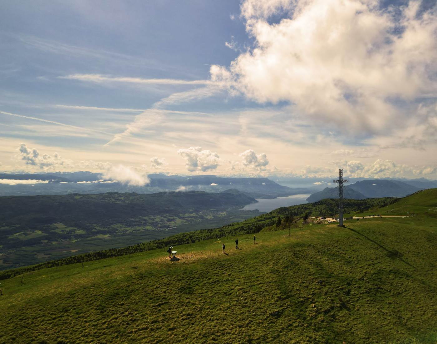 Sentier de randonnée au Col du Grand Colombier avec vue imprenable sur les Alpes" – À seulement 1h de Genève et d'Annecy