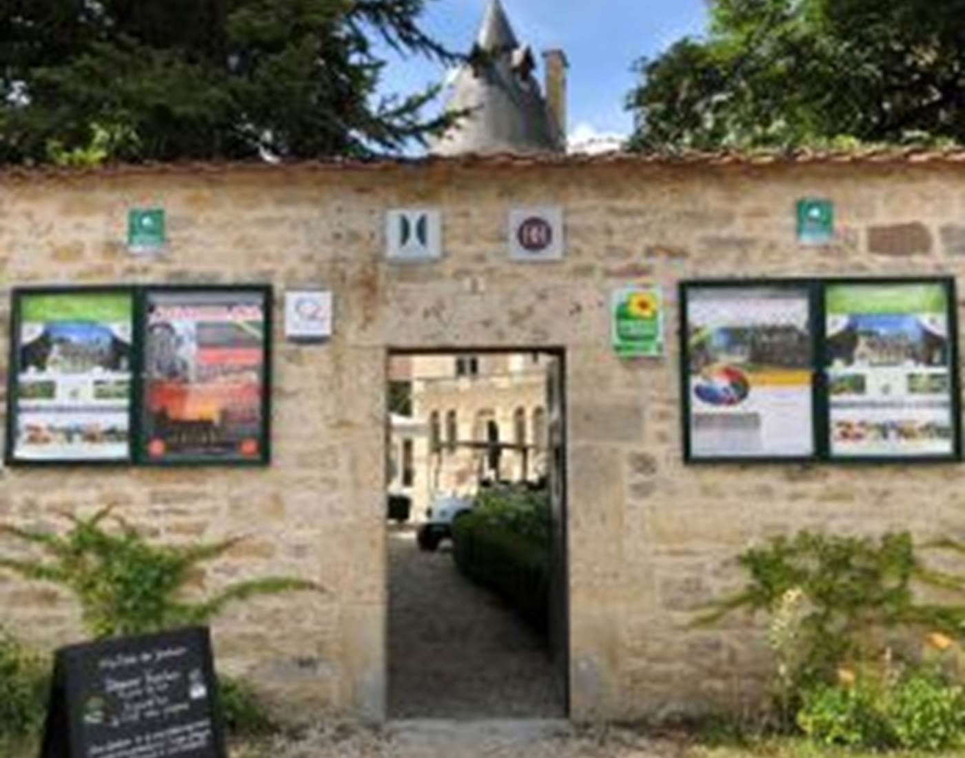 Entrée par l'Eglise