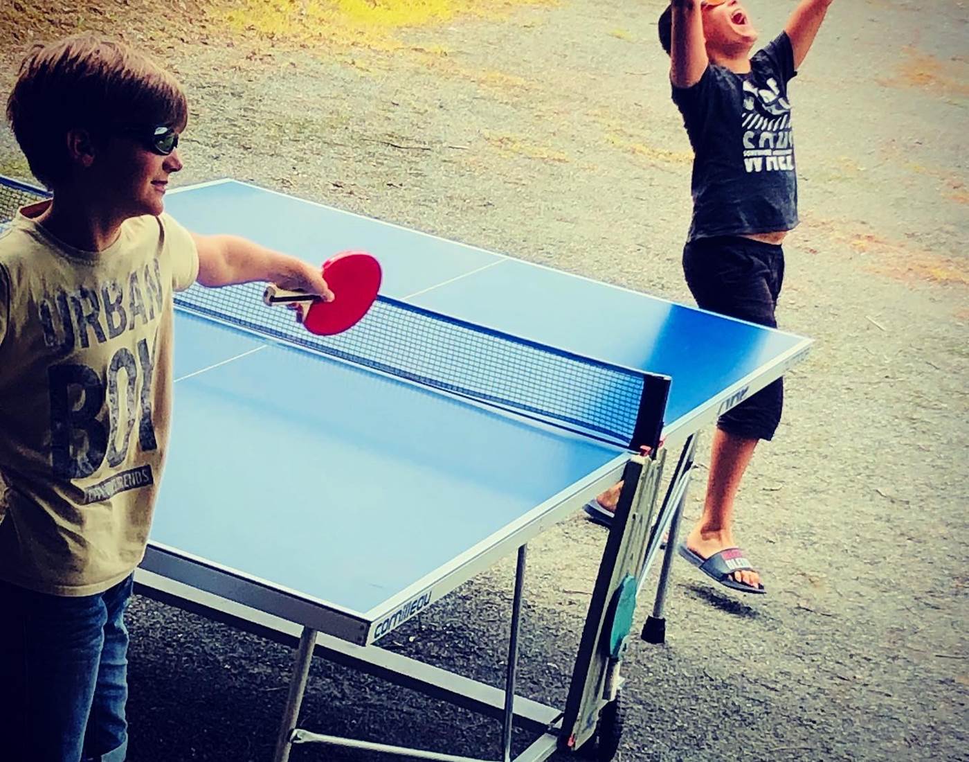 Une partie de ping-pong endiablée