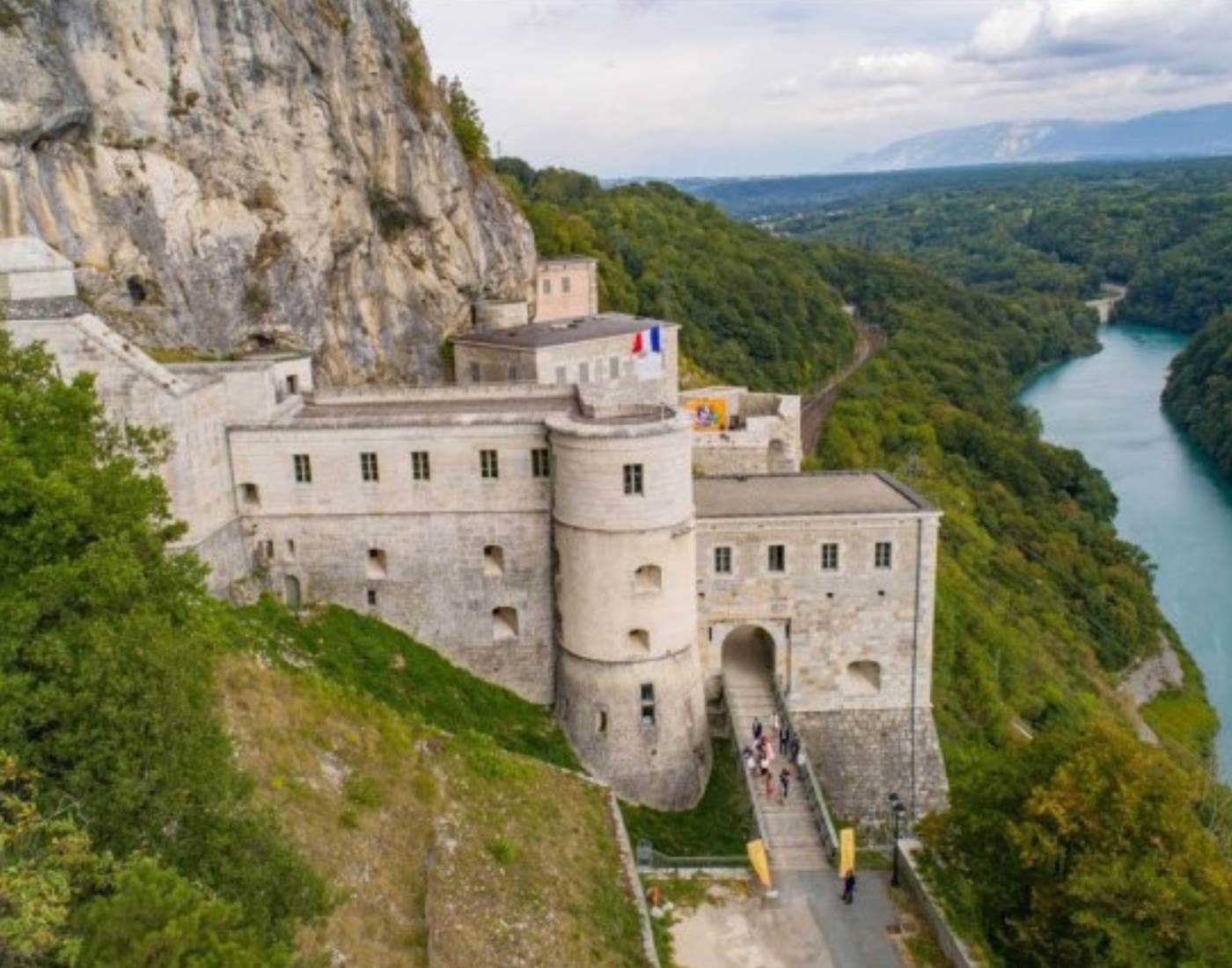 À 50 minutes du Manoir du Colombier, Fort l'Écluse offre une escapade historique unique, avec ses impressionnantes fortifications et vues sur la vallée, en Auvergne-Rhône-Alpes