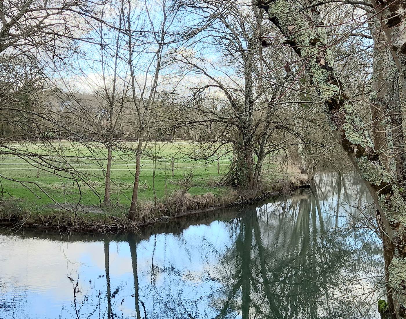 Cours d'eau base de loisirs