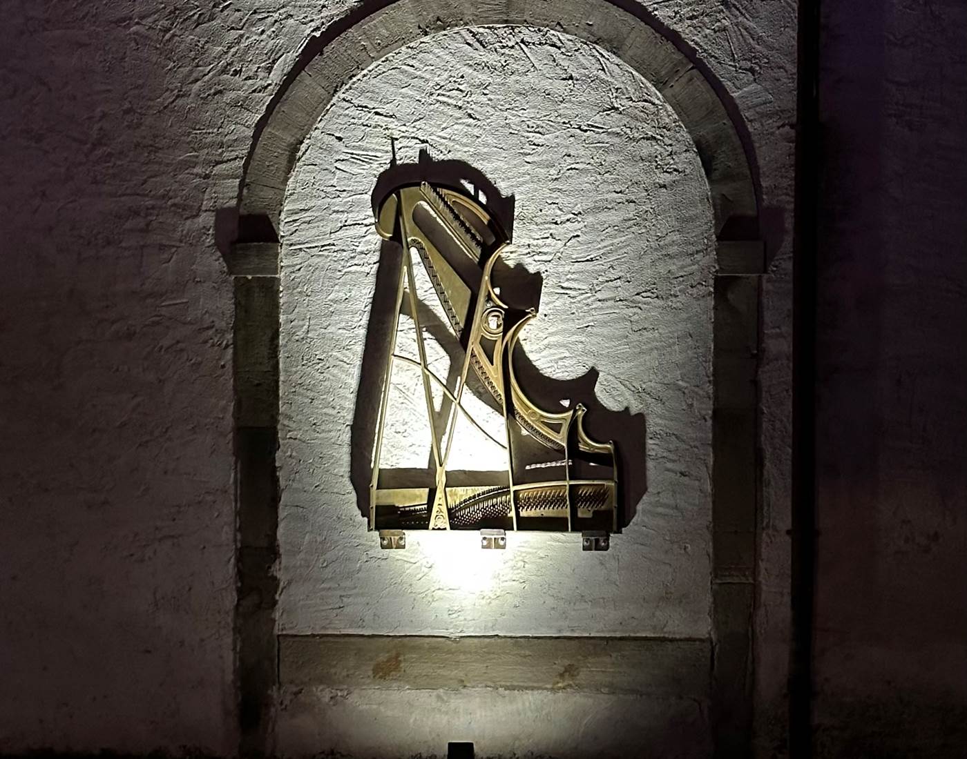 Un piano sur un mur !!!