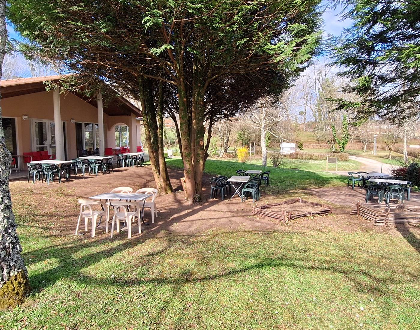 Terrasse restaurant gite dans Lot