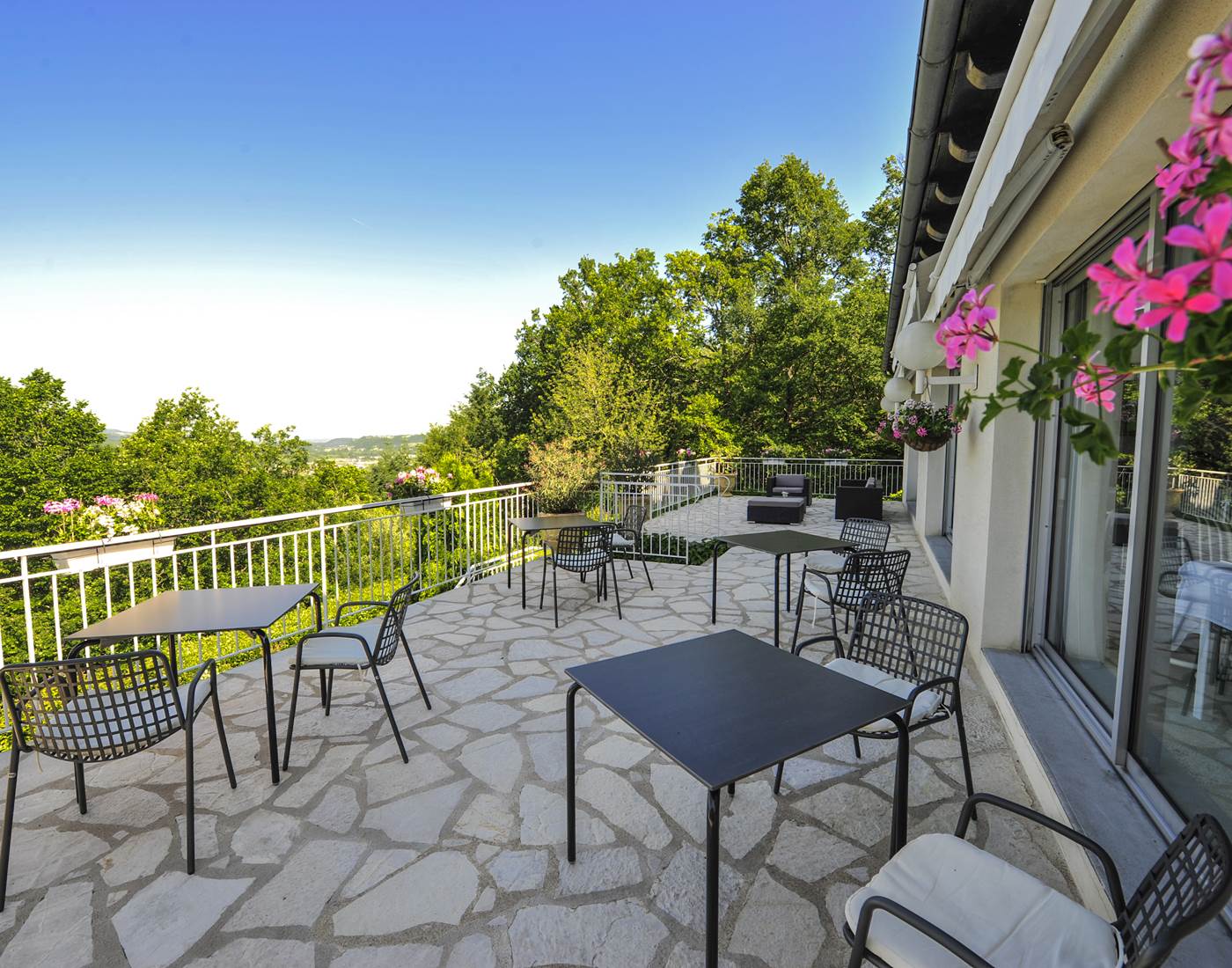 Villa Ric, terrasse vue sur saint-Céré et sur la vallée de la Dordogne