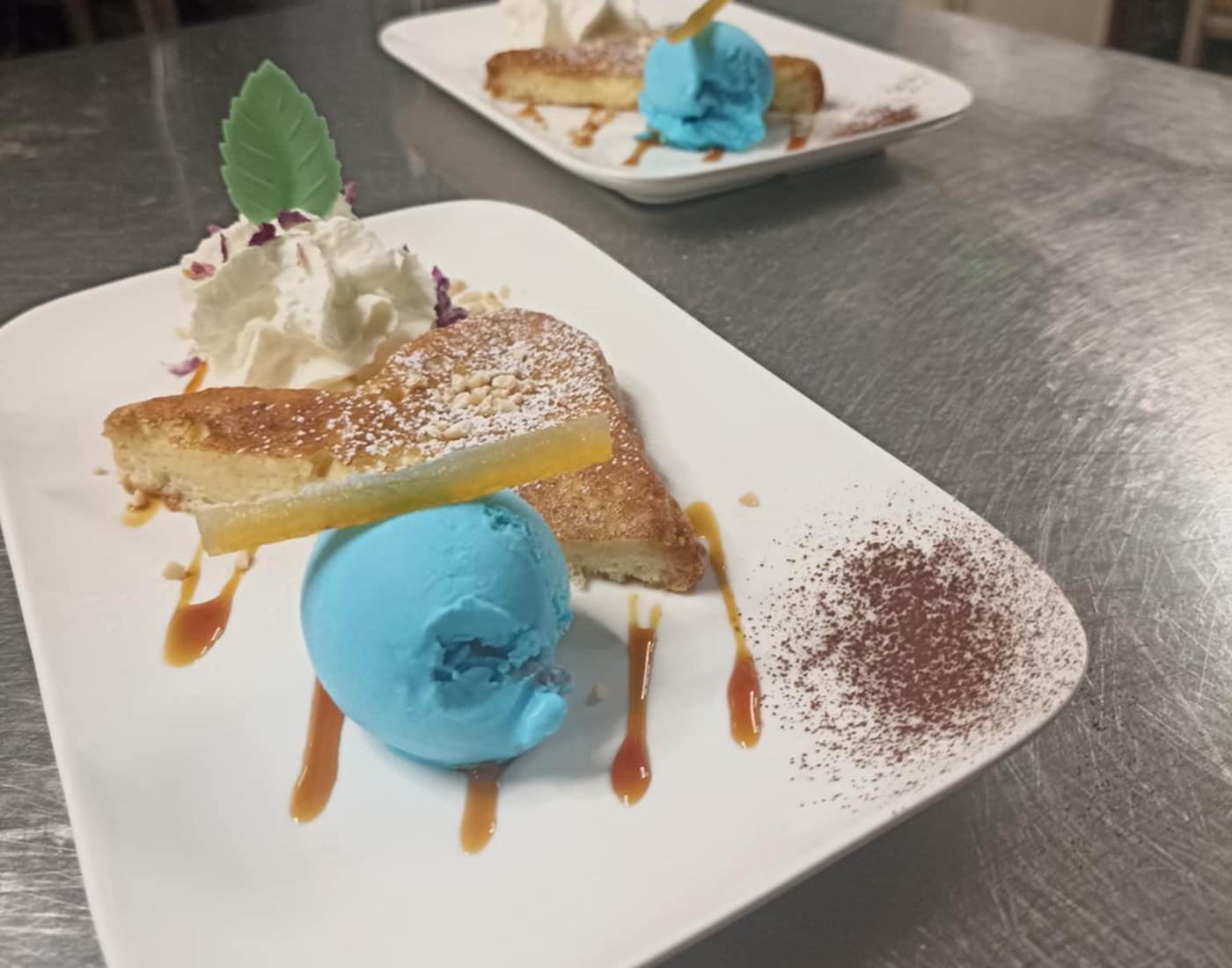 L’accord parfait brioché, glace bonbon bleu Hôtel Restaurant La Sapinière pied des pistes Saint Lary Soulan Hautes Pyrénées (65)