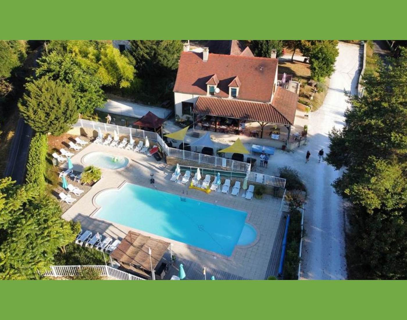 Vue aérienne de l'espace piscine des Chalets d'Argentouleau