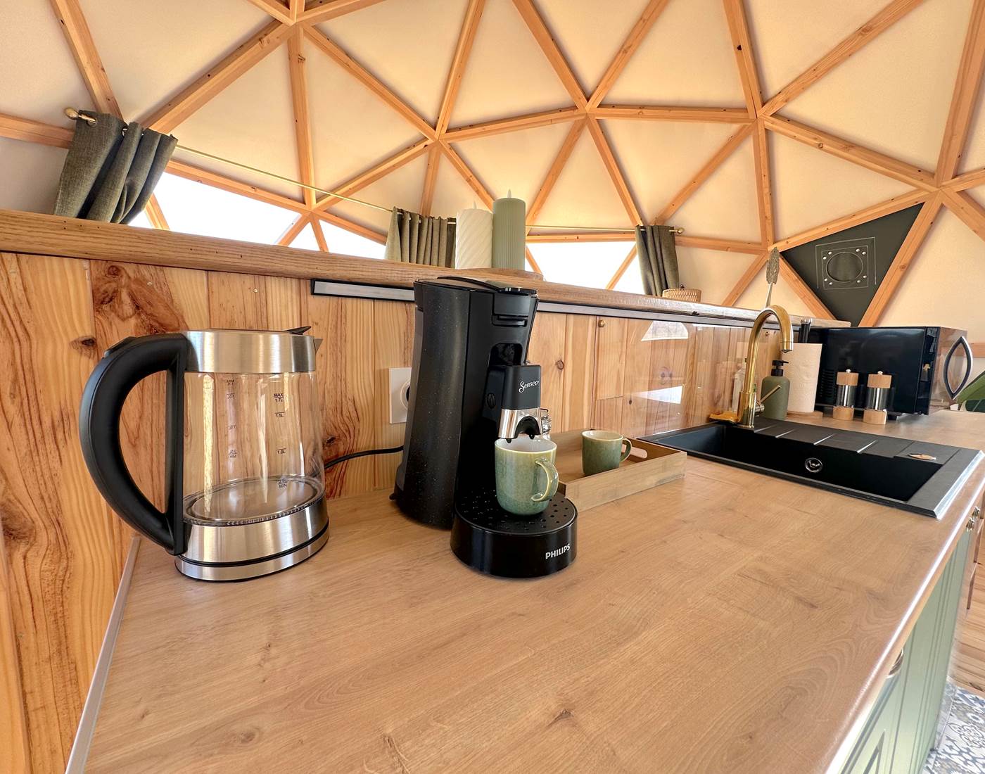 Cuisine aménagée (bouilloire, cafetière SENSEO, micro-ondes et petit réfrigérateur)