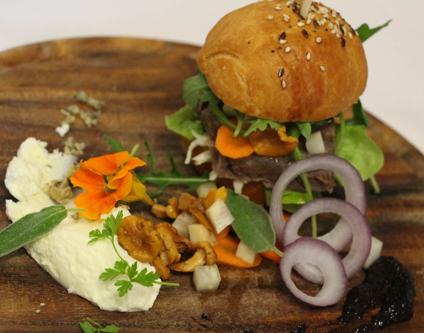 mini burger de viande de pot au feu, crème au raifort