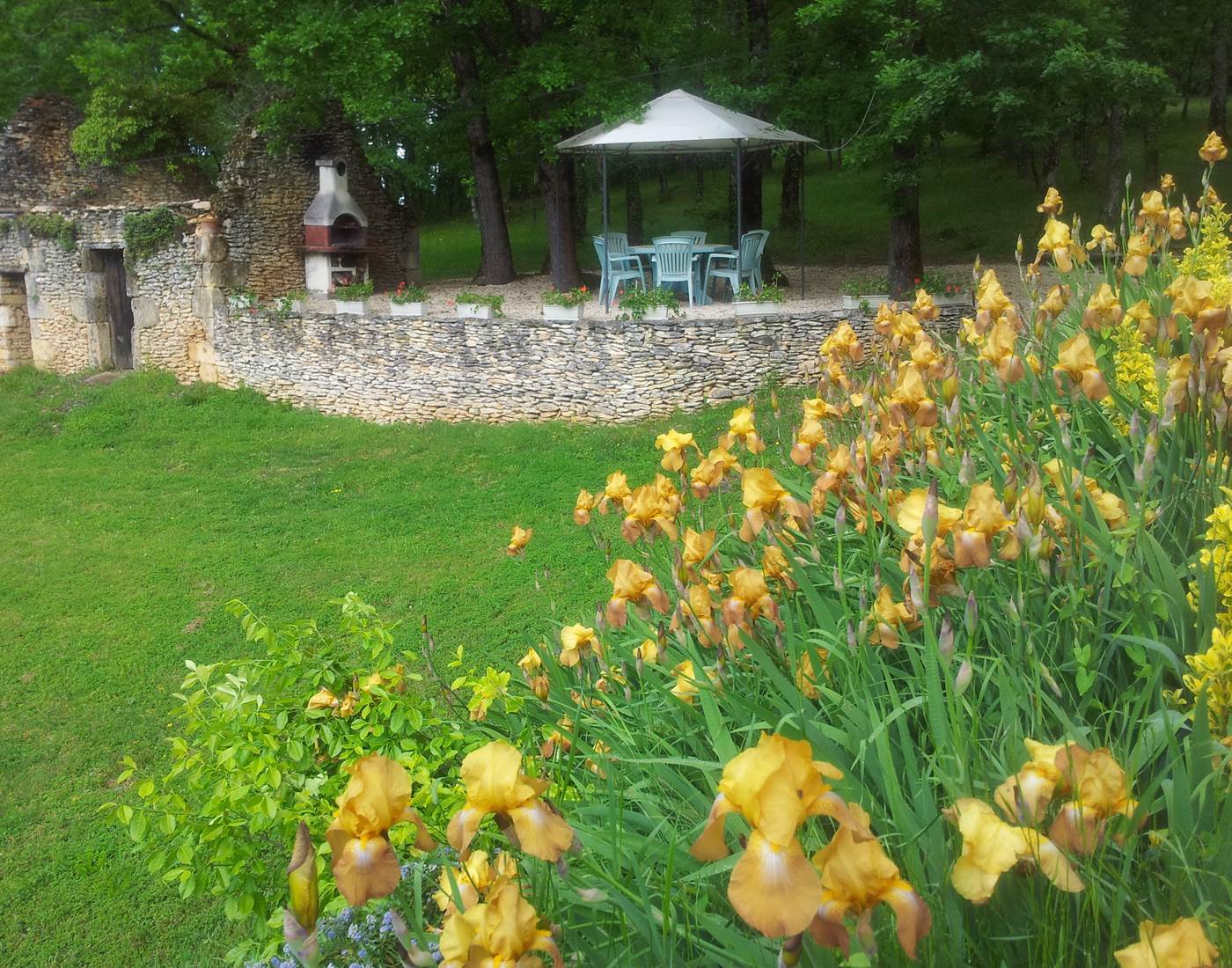 gazebo barbecue iris chambres d'hotes dordogne feuillantines-page