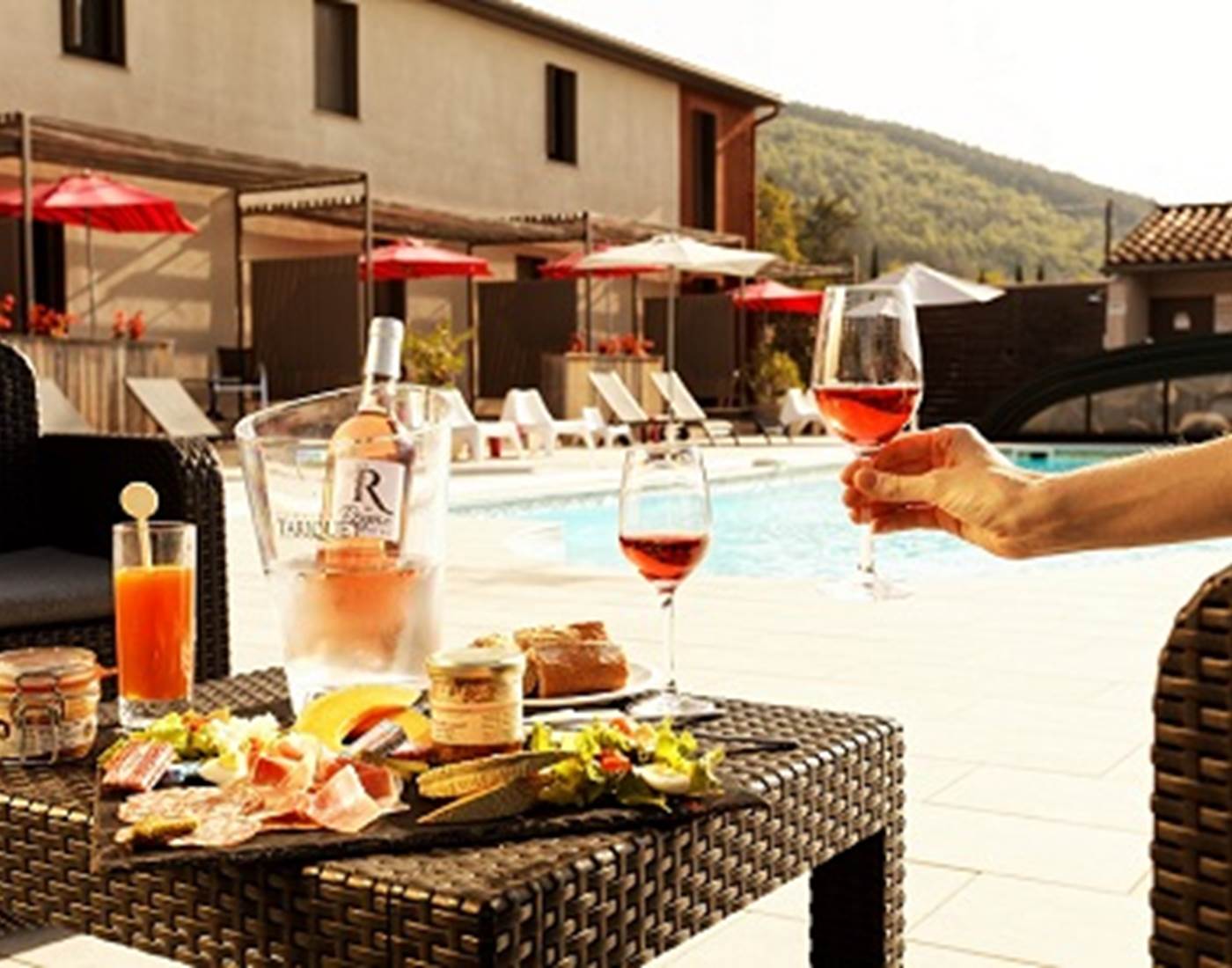 Apéritif au bord de la piscine