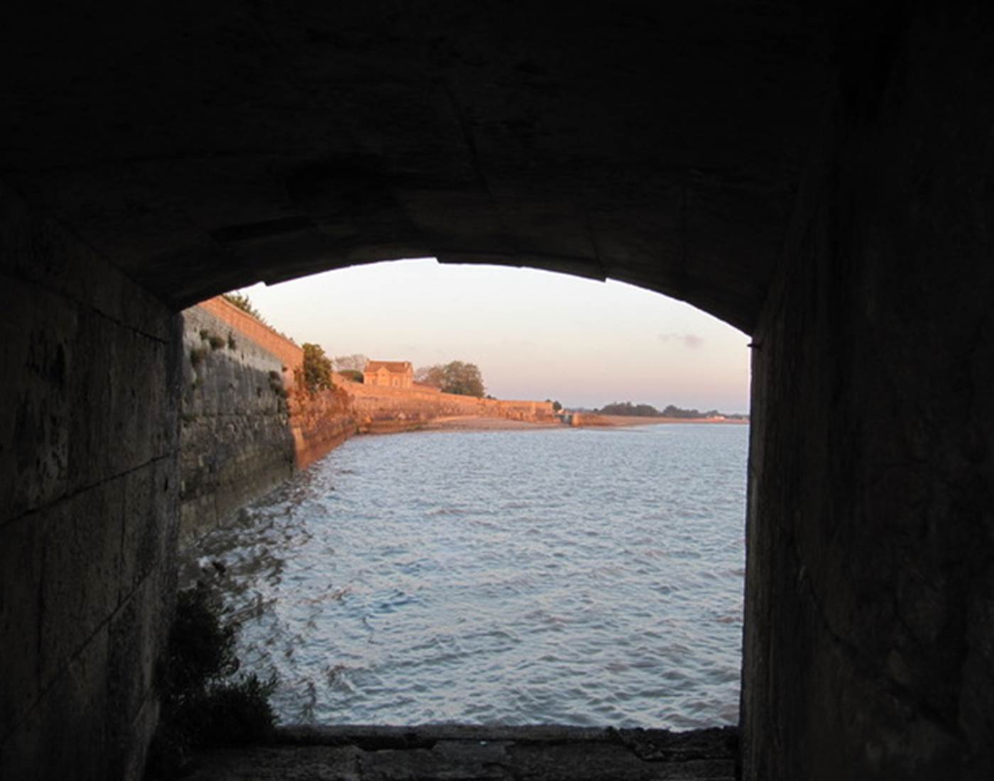 Promenade le long des remparts en bas de MaisonMer