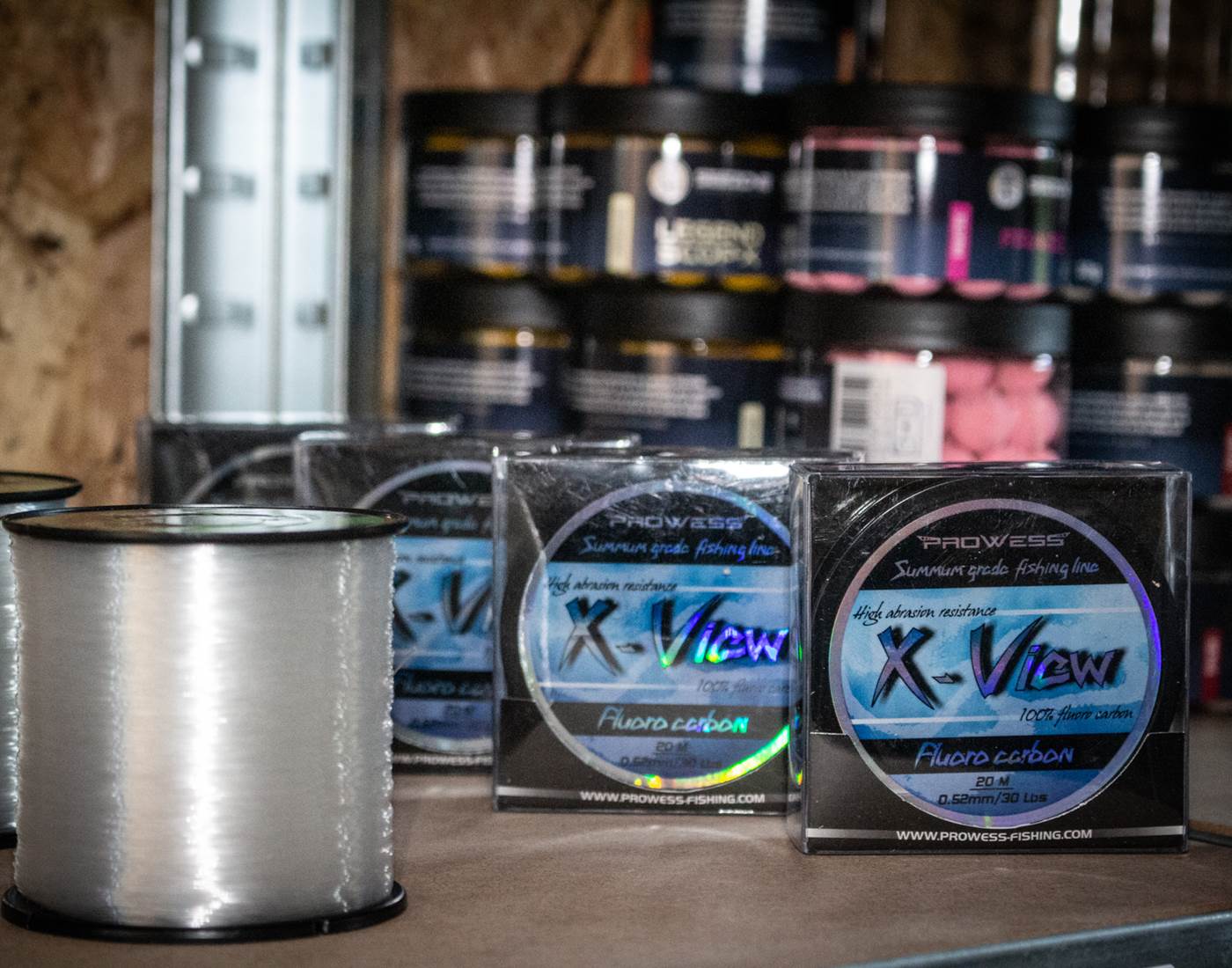 BOBINE DE FIL ET CANNE A PECHE EN VENTE AU MAGASIN