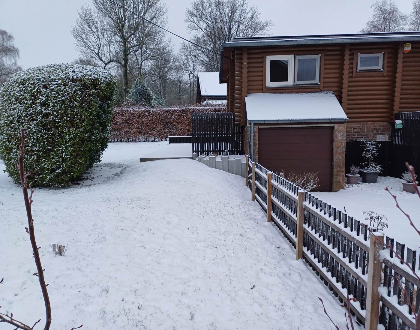 Notre gîte er son jardin sous la neige