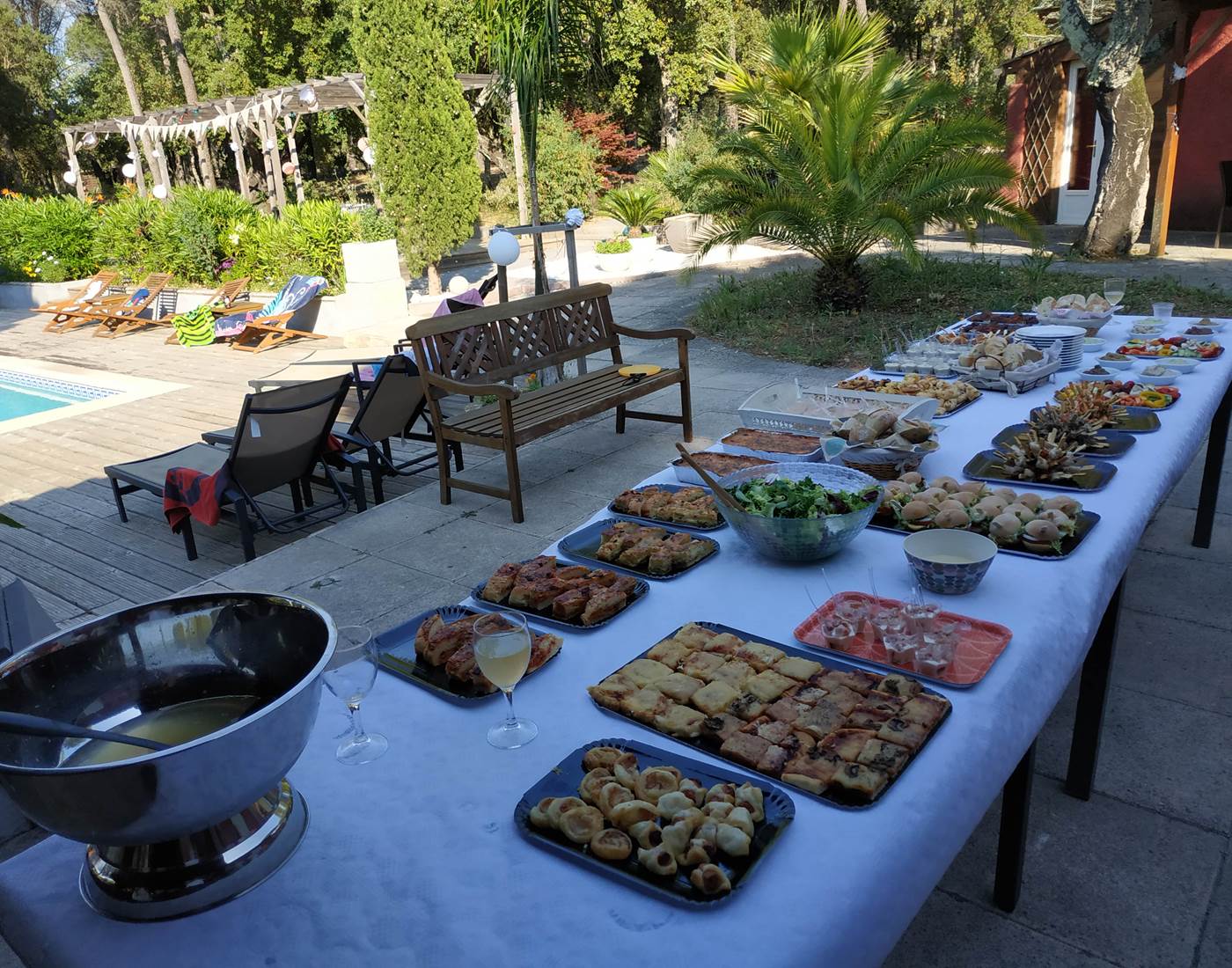 Buffet devant la piscine