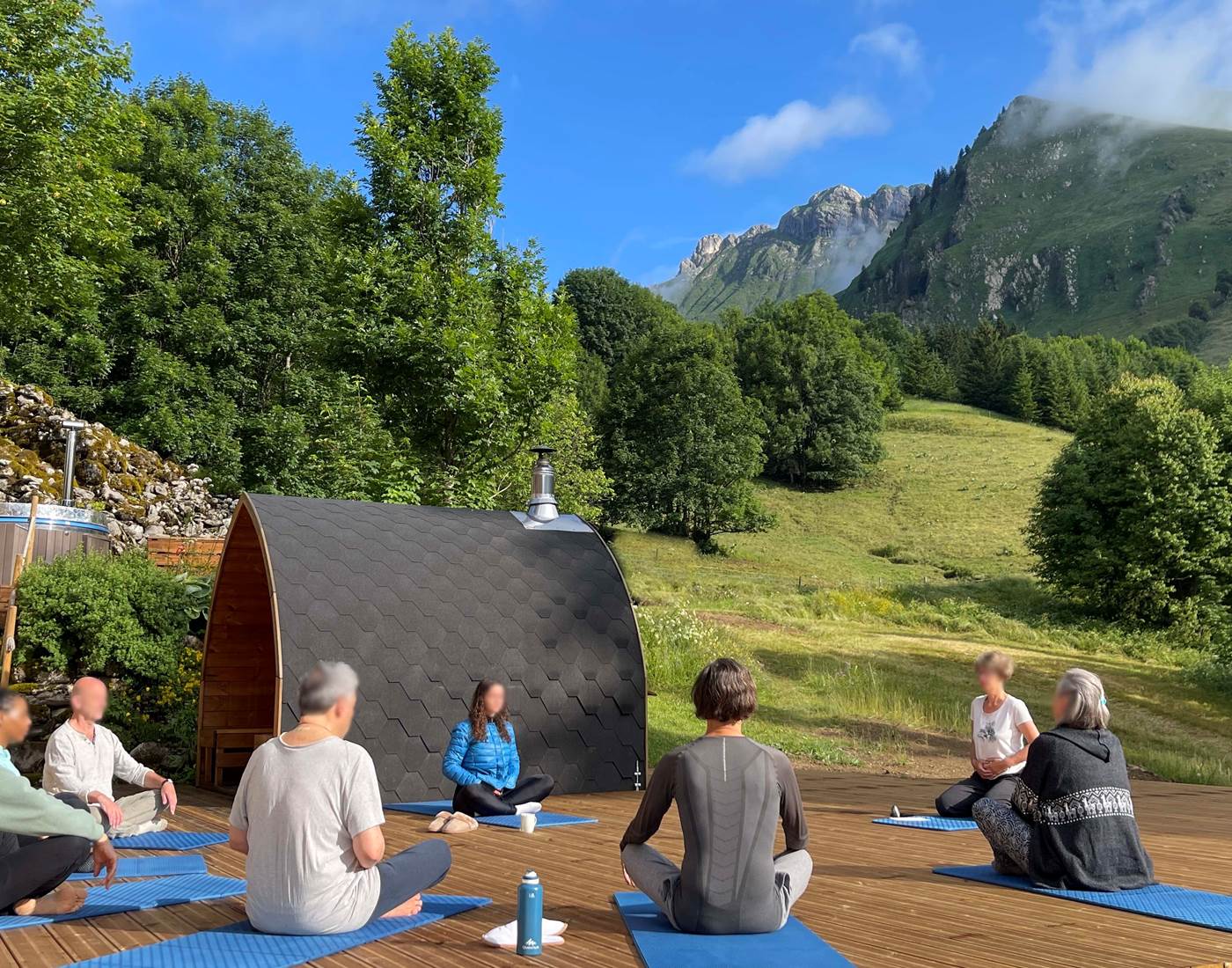 Par beau temps l'éveil matinal se déroule en plein air face à la montagne.
