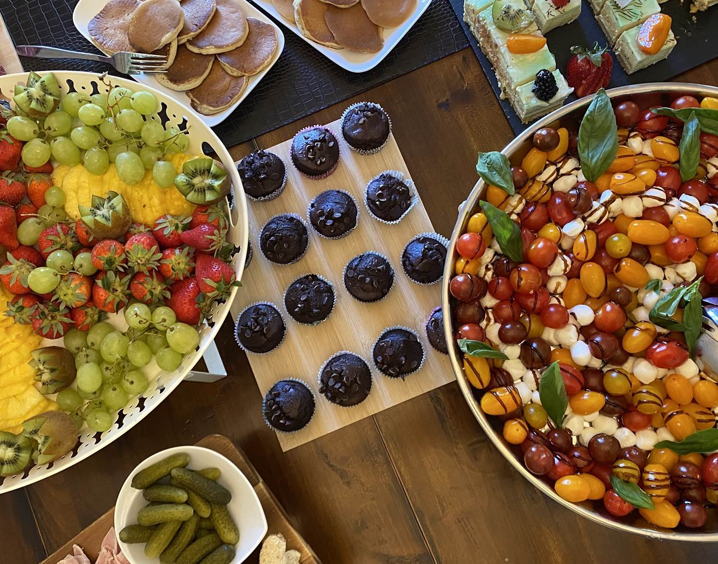 Corbeille de fruits frais, Muffins au chocolat, salade mozzarella basilic