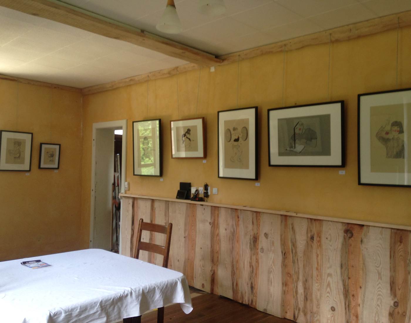 cuisine-salle à manger du gîte de la maison forestière de la Soie - tradition du bois dans la vallée de la Vezouze au sud de la Meurthe-et-Moselle