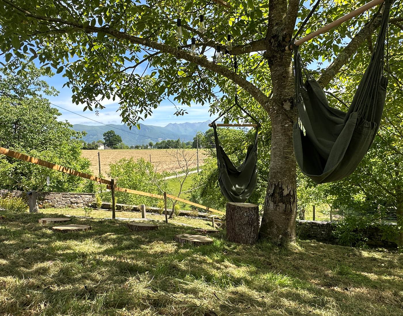Deux chaises hamacs confortables à l'ombre