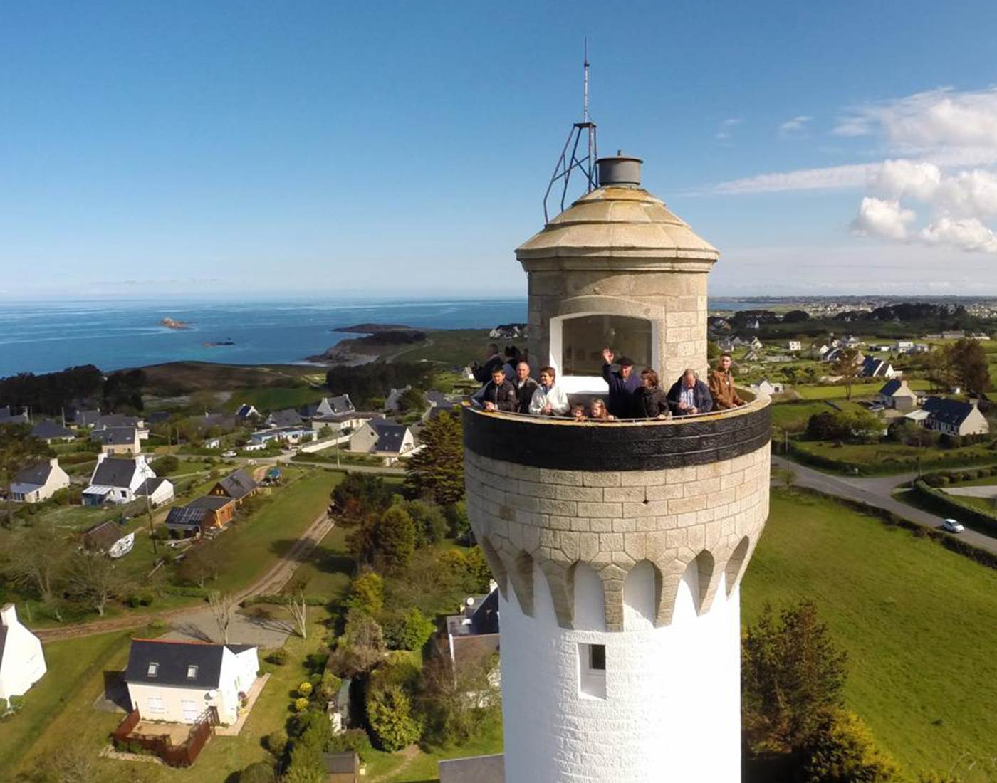 Le phare de Trézien, à deux pas des Chalets de Kerescar, permet une vue imprenable sur la côte bretonne lors d’un séjour en famille