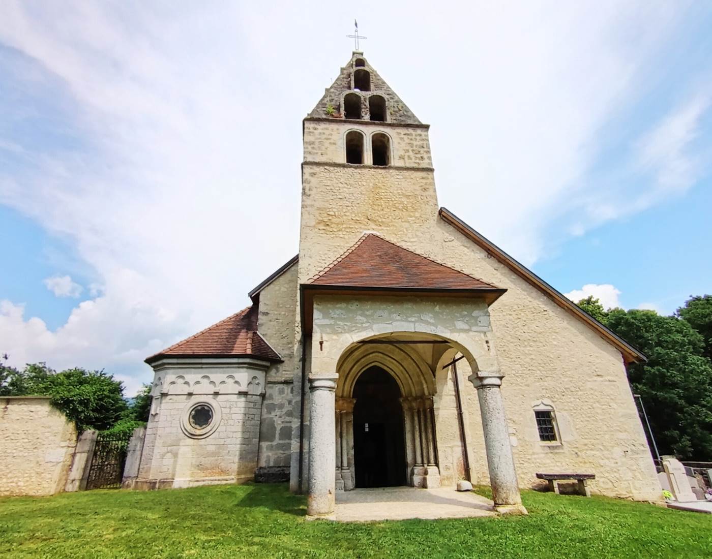 À 5 min du Manoir du Colombier , l' Église de Vieu est l'une des plus anciennes du Bugey . Construite sur un ancien temple romain, elle offre une visite culturelle fascinante.