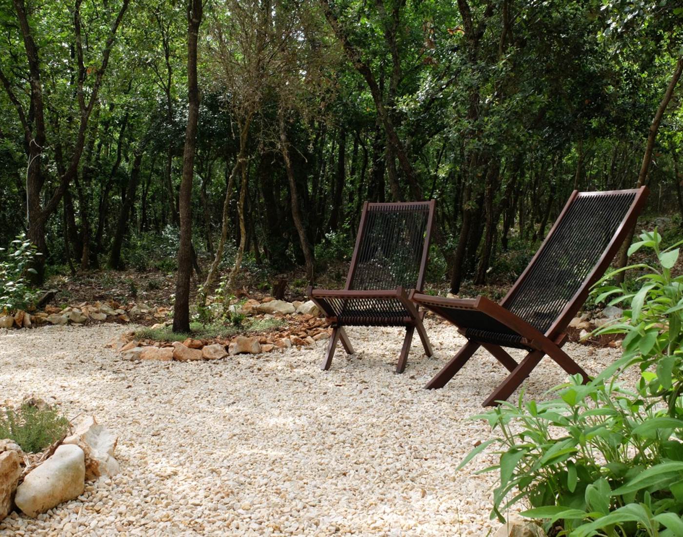La terrasse de l'Ecogîte à l'ombre des chênes