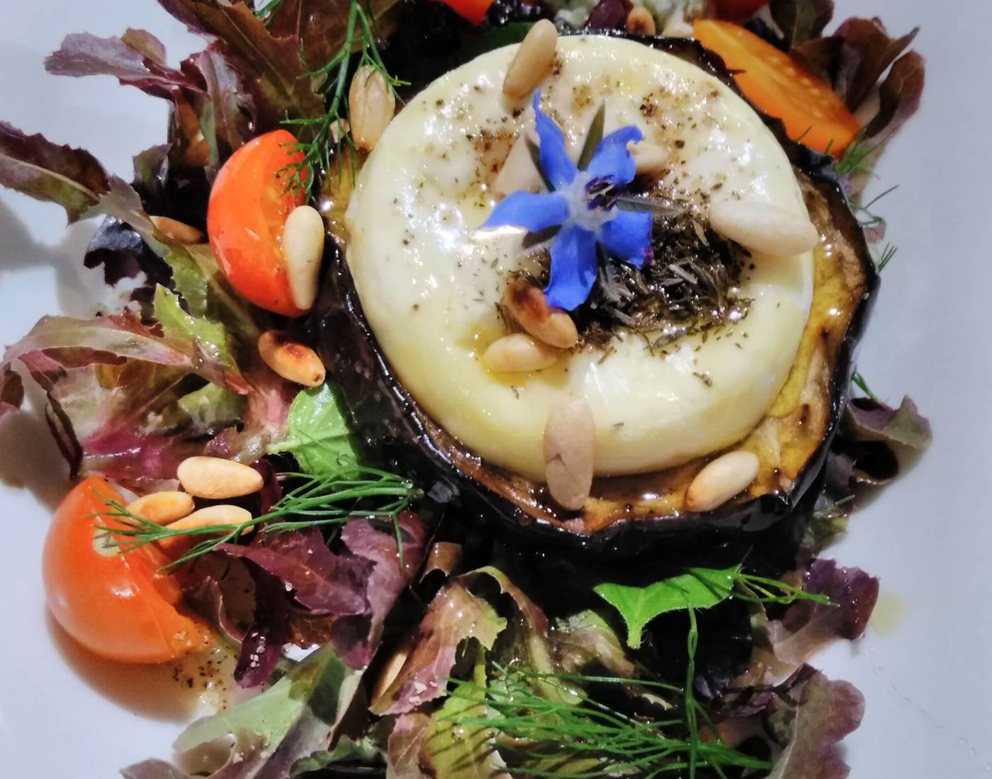 Canapé d'aubergine grillée, fromages de chèvre miel