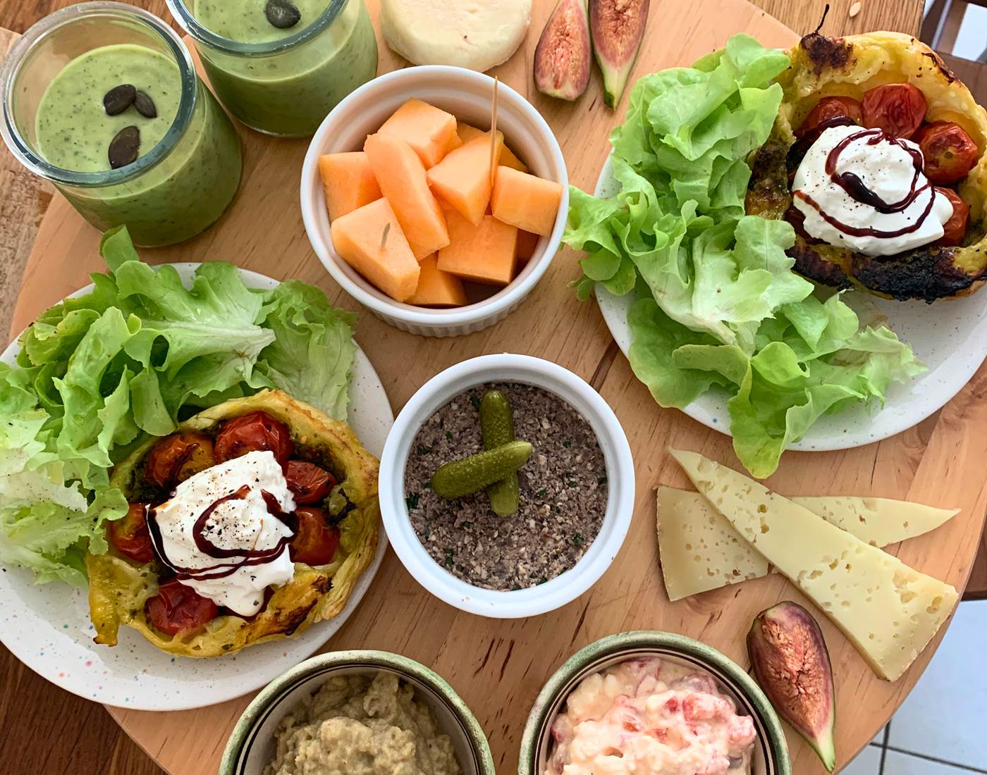 Nos planches, tatin de tomates cerises, pesto roquette et burrata-page