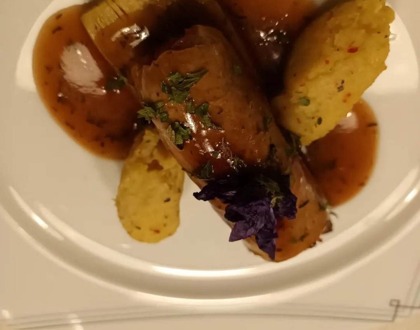 Ballotine de porc farcie aux poivrons fruit de la passion avec une réduction de jus de veau, purée de navet - Le Veilleur de Noblat