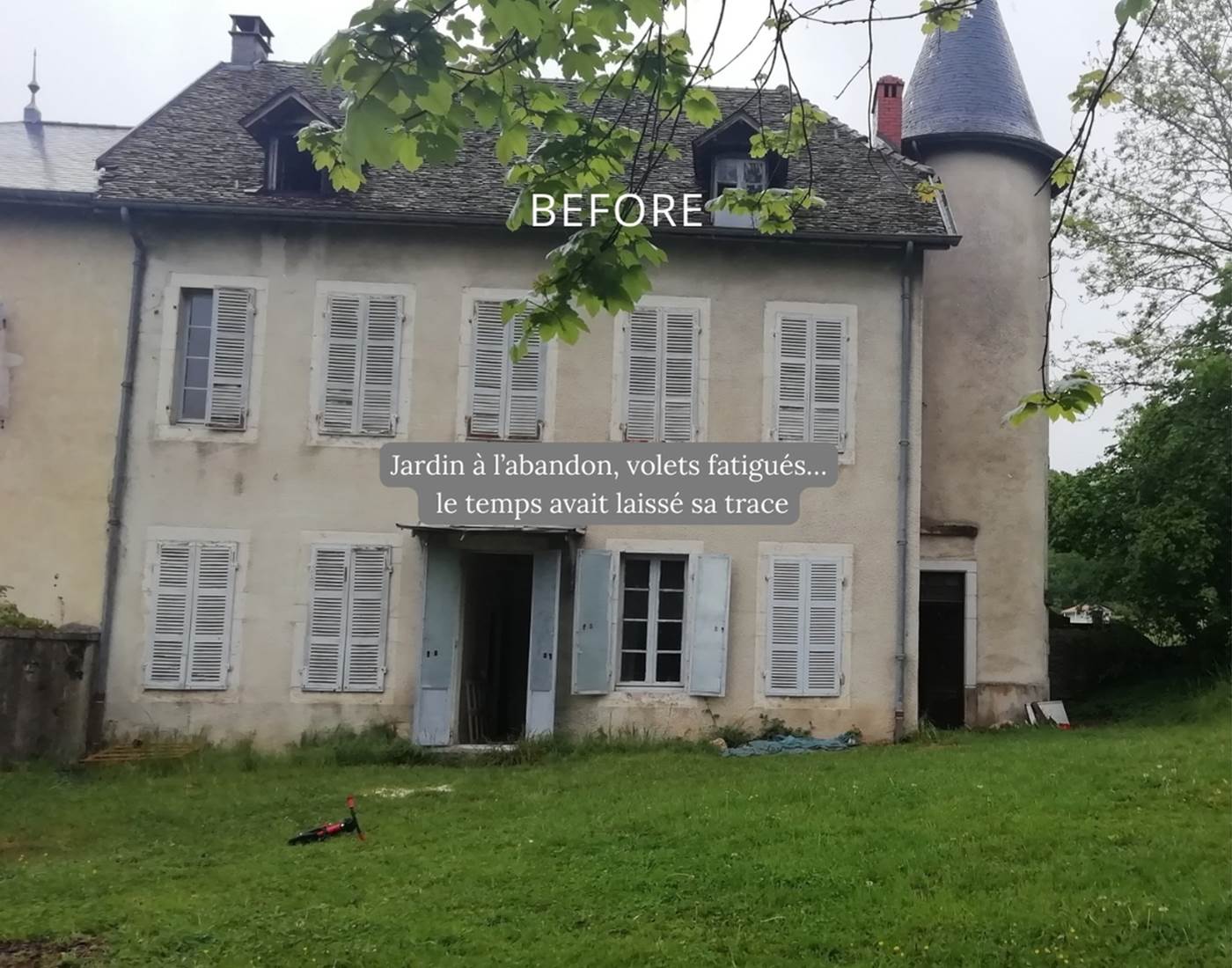 Façade du Manoir du Colombier avant rénovation, jardin et volets à restaurer