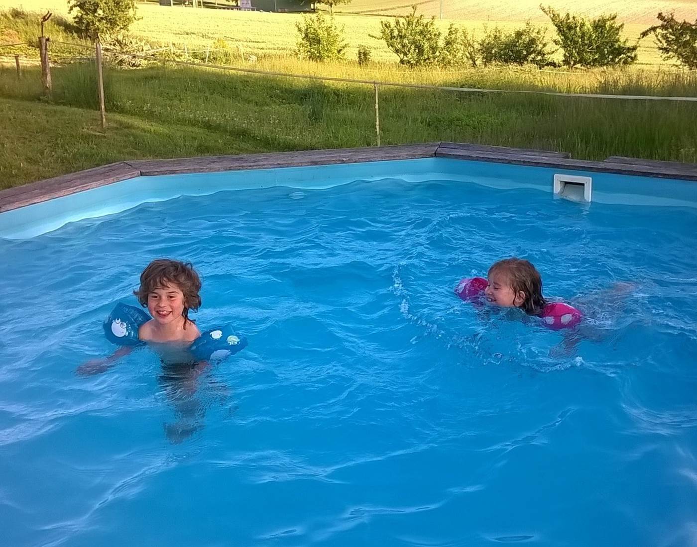 Les enfants dans la piscine casa sana-page